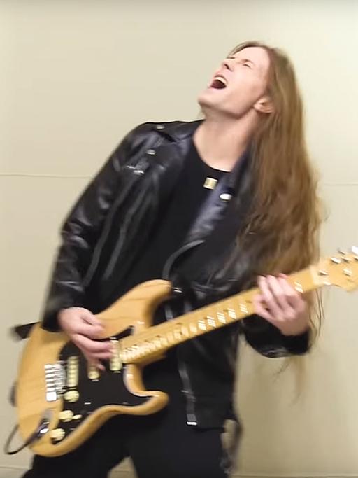 Jered Threatin in seinem Musikvideo mit Gitarre.