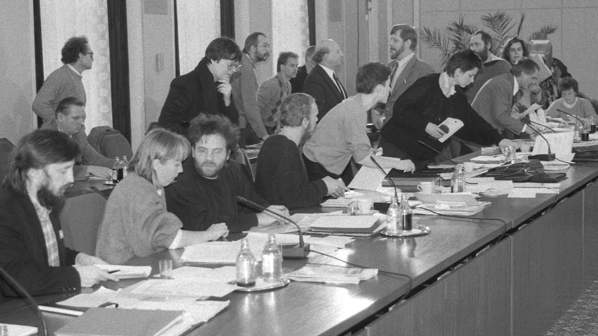 Sitzung des Zentralen Runden Tisches der Parteien und Bürgerbewegungen der DDR im Januar 1990.