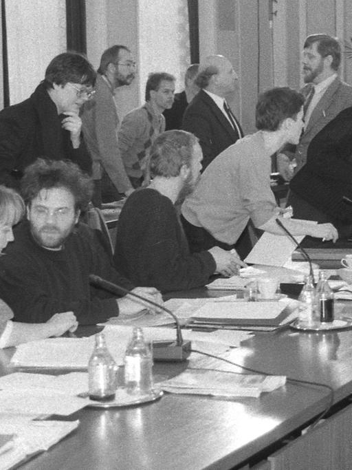 Sitzung des Zentralen Runden Tisches der Parteien und Bürgerbewegungen der DDR im Januar 1990.
