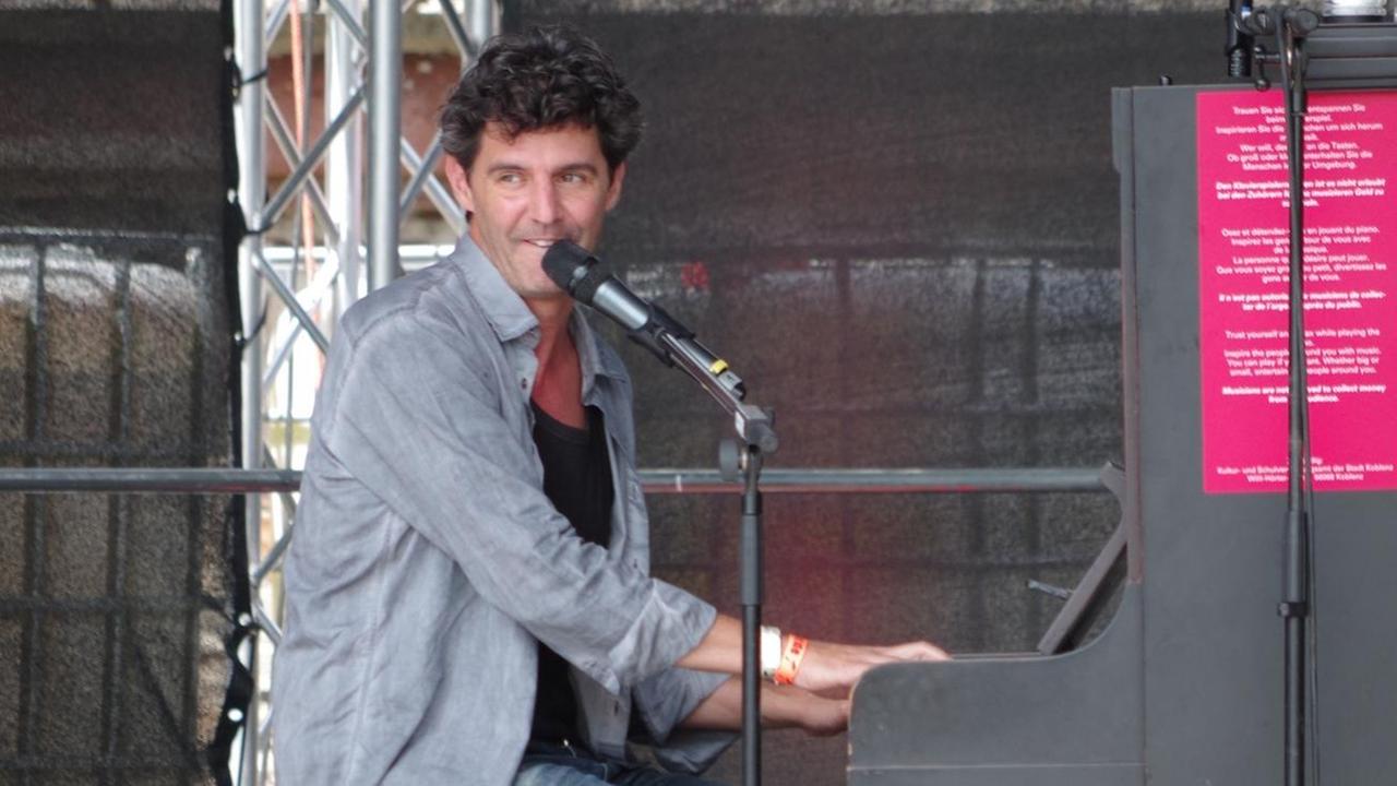 Musikkabarettist und Liedermacher Roger Stein am Klavier auf der Open Air Bühne der Gauklerfestung 2017.