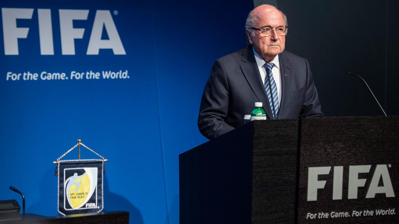 FIFA-Chef Sepp Blatter auf seiner Pressekonferenz in Zürich, als er seinen Rücktritt verkündet.
