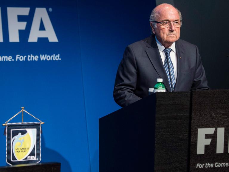 FIFA-Chef Sepp Blatter auf seiner Pressekonferenz in Zürich, als er seinen Rücktritt verkündet.