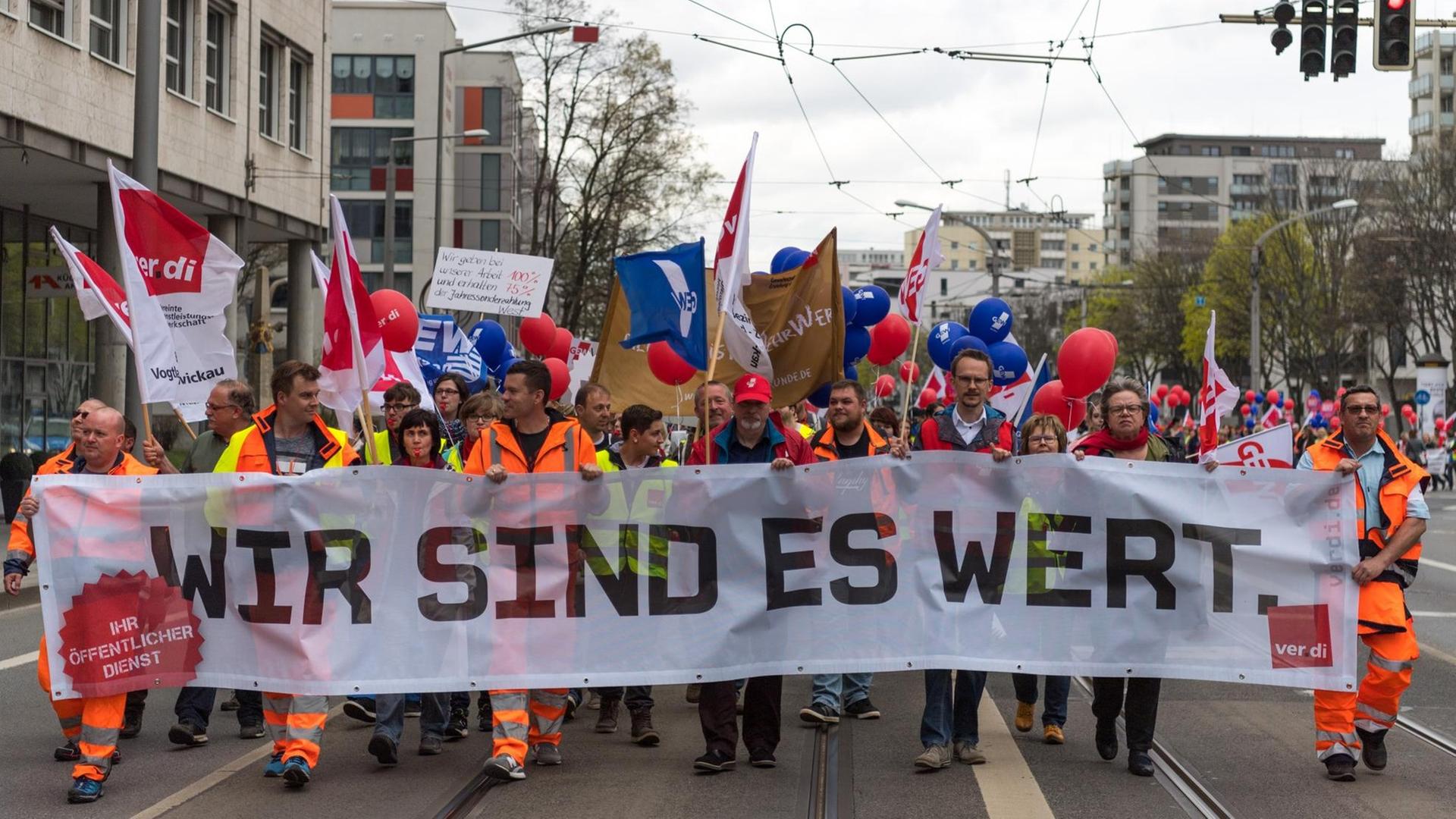 Teilnehmer eines Warnstreiks der Gewerkschaften GEW und Verdi im öffentlichen Dienst in Dresden