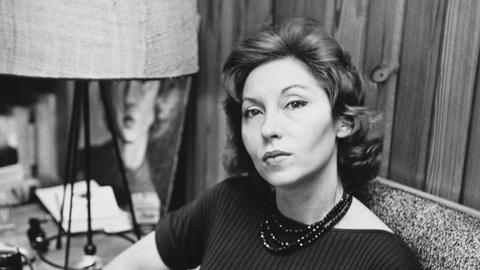 Ein schwarzweiss Porträt der brasilianischen Schriftstellerin Clarice Lispector, ca. 1960.