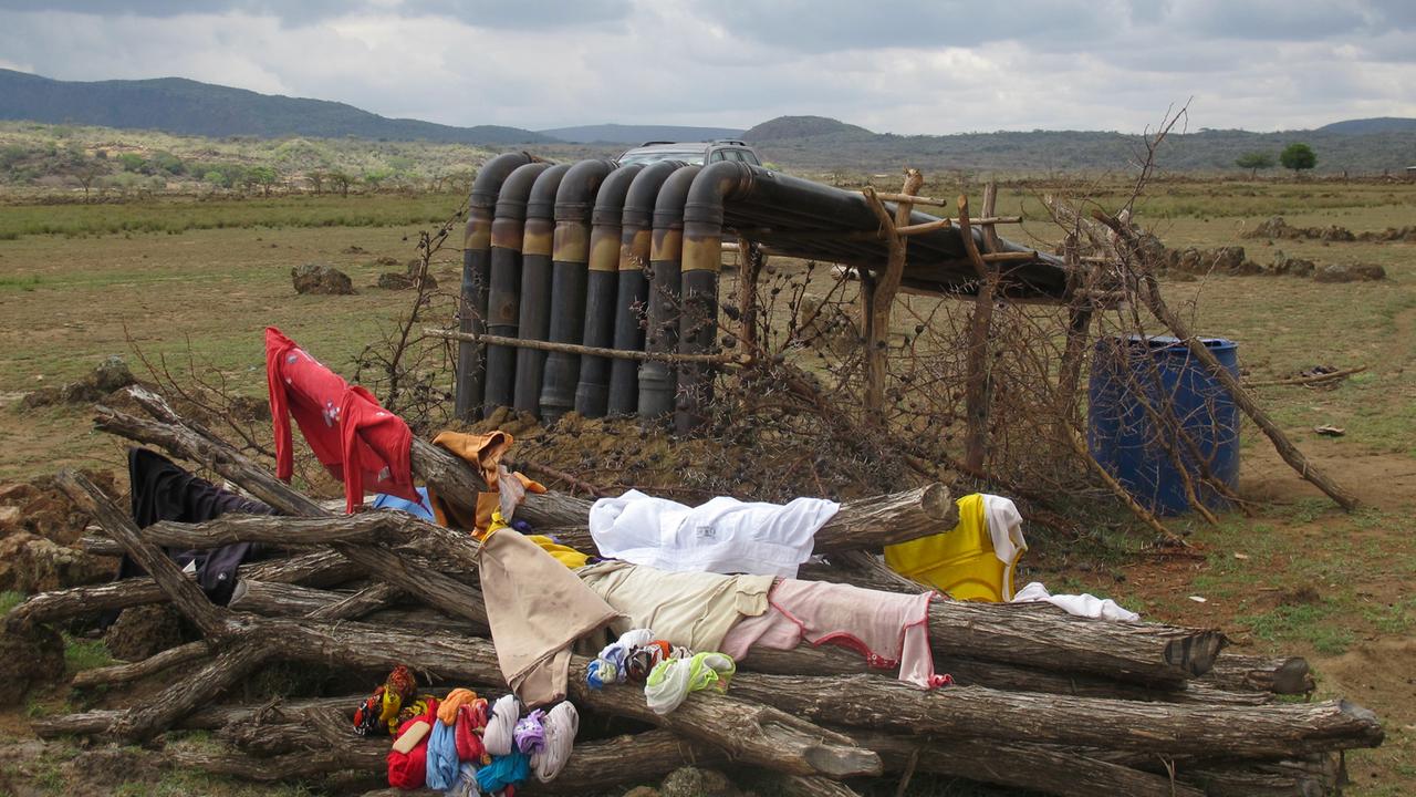 Selbstgebaute Wasserauffanganlage von Sempuat Ole Shonko am Fuße des Vulkans Mount Suswa in Kenia