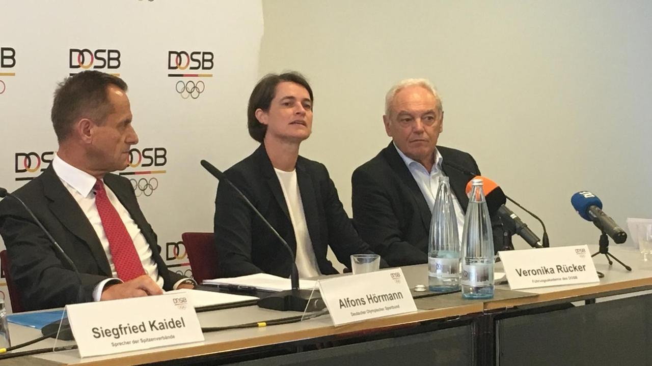 Die neue Vorstandsvorsitzende des DOSB Veronika Rücker (mi.) bei ihrer Vorstellung am 23.06.2017.