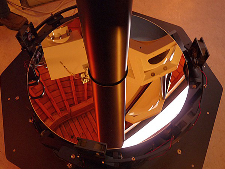 Im 60-cm-Spiegel des neuen Teleskops spiegeln sich der Montierungskopf (links) und der Teleskoptubus (rechts) Im 60-cm-Spiegel des neuen Teleskops spiegeln sich der Montierungskopf (links) und der Teleskoptubus (rechts)