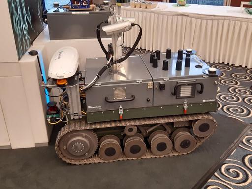 "Theodor" wird dieser Bodenroboter von den Mitarbeitern des Fraunhofer-Instituts genannt. Schießen kann er nicht, aber Überwachen und Aufklären: Von der Handy-Ortung bis hin zur Schuss-Detektion. Ein Mosaikstein in unbemannten, vernetzten Waffensystemen, die künftig mit Hilfe von Algorithmen auch selber Entscheidungen über Leben und Tod treffen könnten.