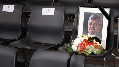 Der Stuhl auf der Ehrentribühne, der für den erschossenen Kasseler Regierungspäsidenten Walter Lübcke reserviert war, ist am Tag des Festumzugs mit einem Foto und einem Blumenstrauß geschmückt. Der Festumzug markiert auch in diesem Jahr wieder das Ende des Hessentages.
