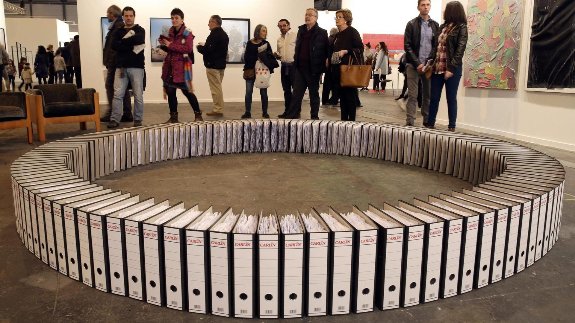 Besucher betrachten die Arbeit "Ringbinder Circle" des deutsch-spanischen Künstlers Ignacio Uriarte auf der ARCO International Contemporary Art Fair in Madrid, Spanien, 28 February 2015