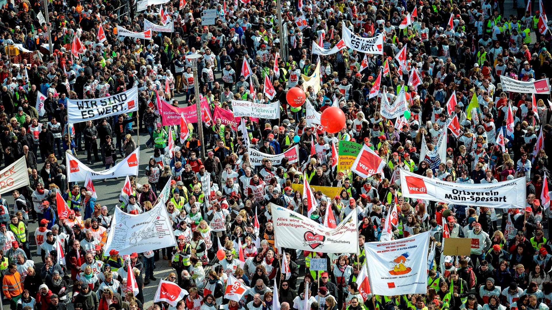 Angestellte im öffentlichen Dienst nehmen am 26.03.2014 an einer Demonstration im Rahmen eines Warnstreiks in Nürnberg (Bayern) teil. Die Gewerkschaft Verdi weitet ihre Warnstreiks im öffentlichen Dienst in Bayern aus. Weit mehr als 10 000 kommunale Besch Angestellte im öffentlichen Dienst nehmen am 26.03.2014 an einer Demonstration im Rahmen eines Warnstreiks in Nürnberg (Bayern) teil. Die Gewerkschaft Verdi weitet ihre Warnstreiks im öffentlichen Dienst in Bayern aus. Weit mehr als 10 000 kommunale Besch