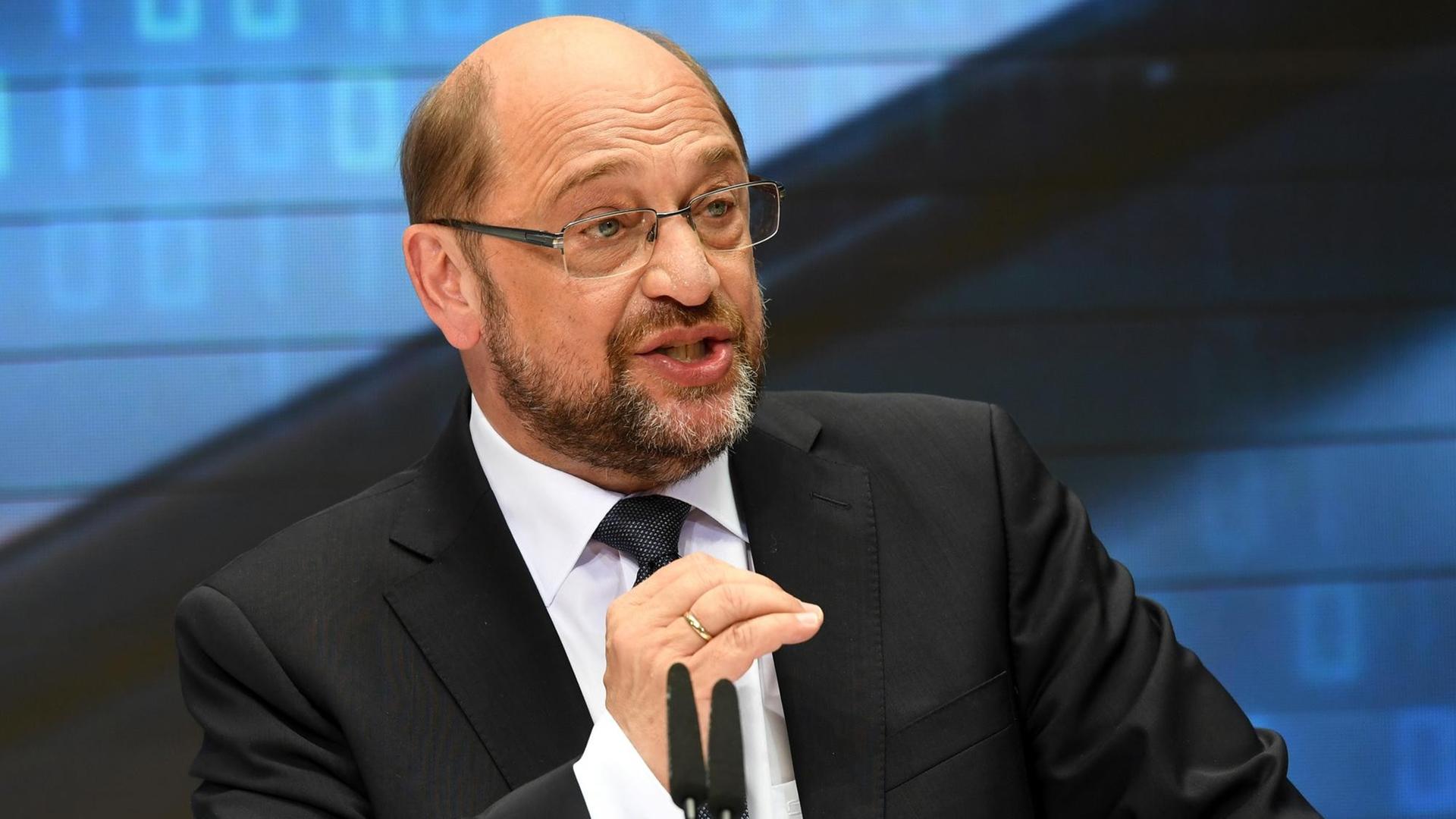SPD-Kanzlerkandidat Martin Schulz spricht auf einer Bühne in ein Mikrofon.