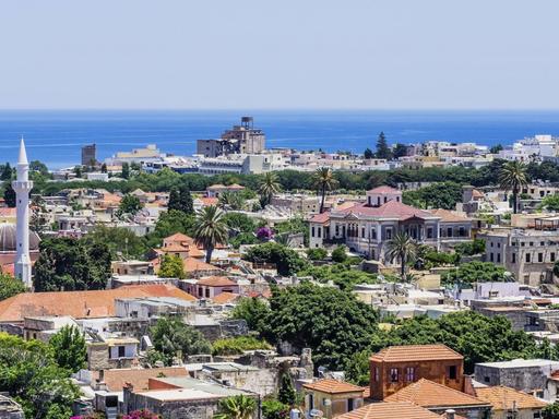 Blick auf Rhodos Stadt und das Meer. links die Süleyman Pascha Moschee, aufgenommen im August 2016