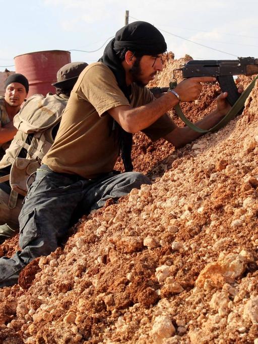 Kämpfer der Freien Syrischen Armee an der Grenze zu Dabiq, einem wichtigen Rückzugspunkt für die Terrormiliz IS.