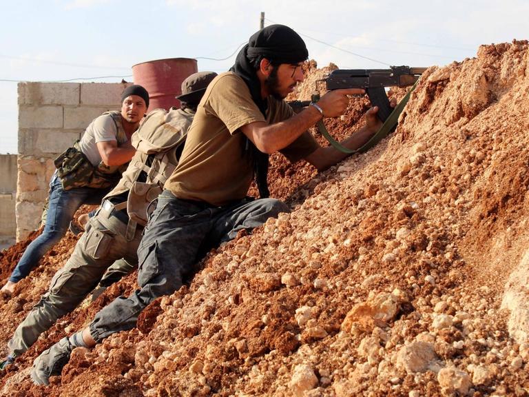 Kämpfer der Freien Syrischen Armee an der Grenze zu Dabiq, einem wichtigen Rückzugspunkt für die Terrormiliz IS.