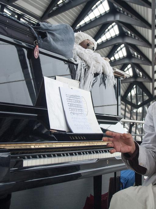 Die Künstlerin Nobuyo am Klavier im Flughafen Lyon - sie ist vor einem Jahr hier gestrandet