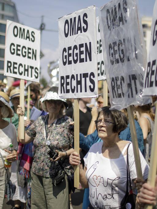 Demo der "Omas gegen Rechts"