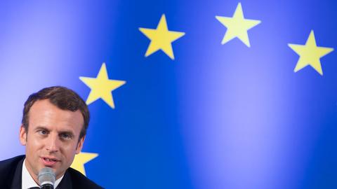 Frankreichs Staatspräsident Emmanuel Macron spricht am 10. Oktober 2017 in Frankfurt am Main an der Johann Wolfgang Goethe-Universität. Das Thema der Festveranstaltung lautet "Debatte über die Zukunft Europas".