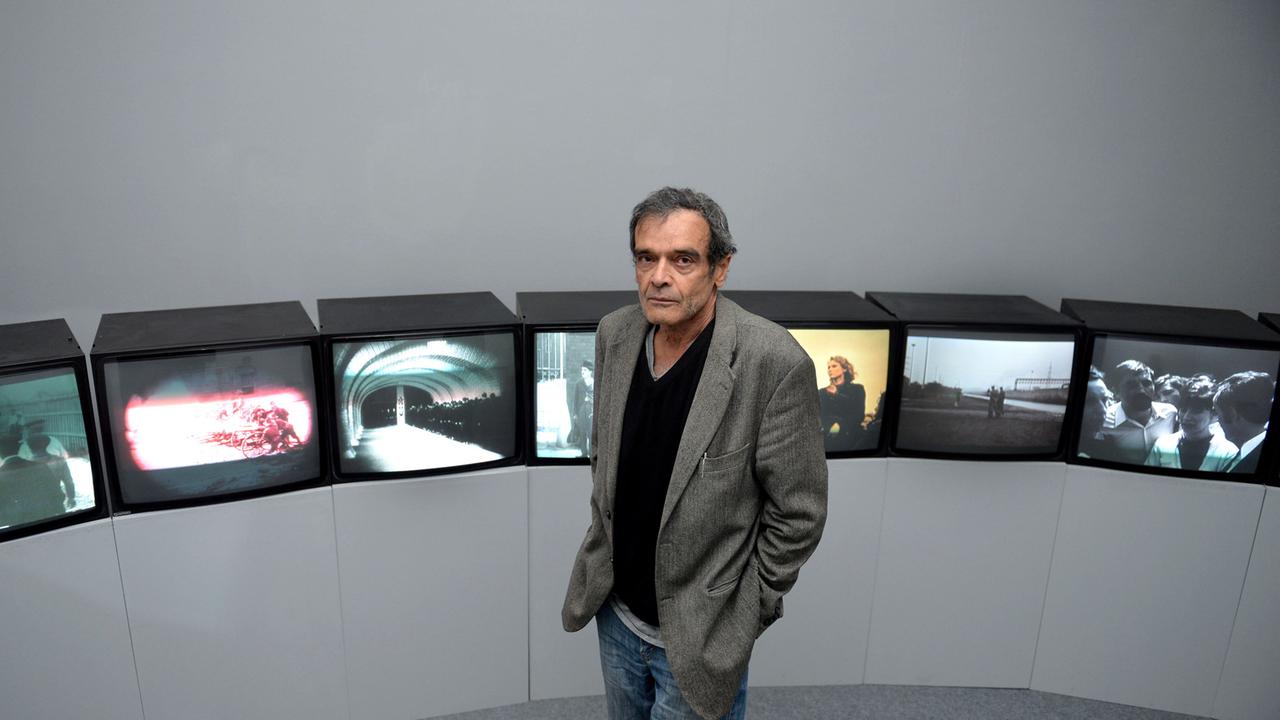 Der deutsche Filmkünstler Harun Farocki in seiner Ausstellung "Spiel und Spielregeln"  im Edith-Ruß-Haus für Medienkunst in Oldenburg, April 2013