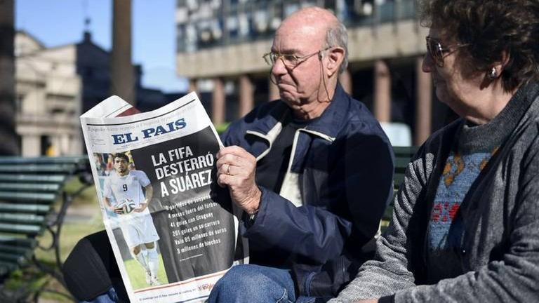 Ein Mann und eine Frau lesen in der uruguayischen Hauptstadt Montevideo die Zeitung El Pais.