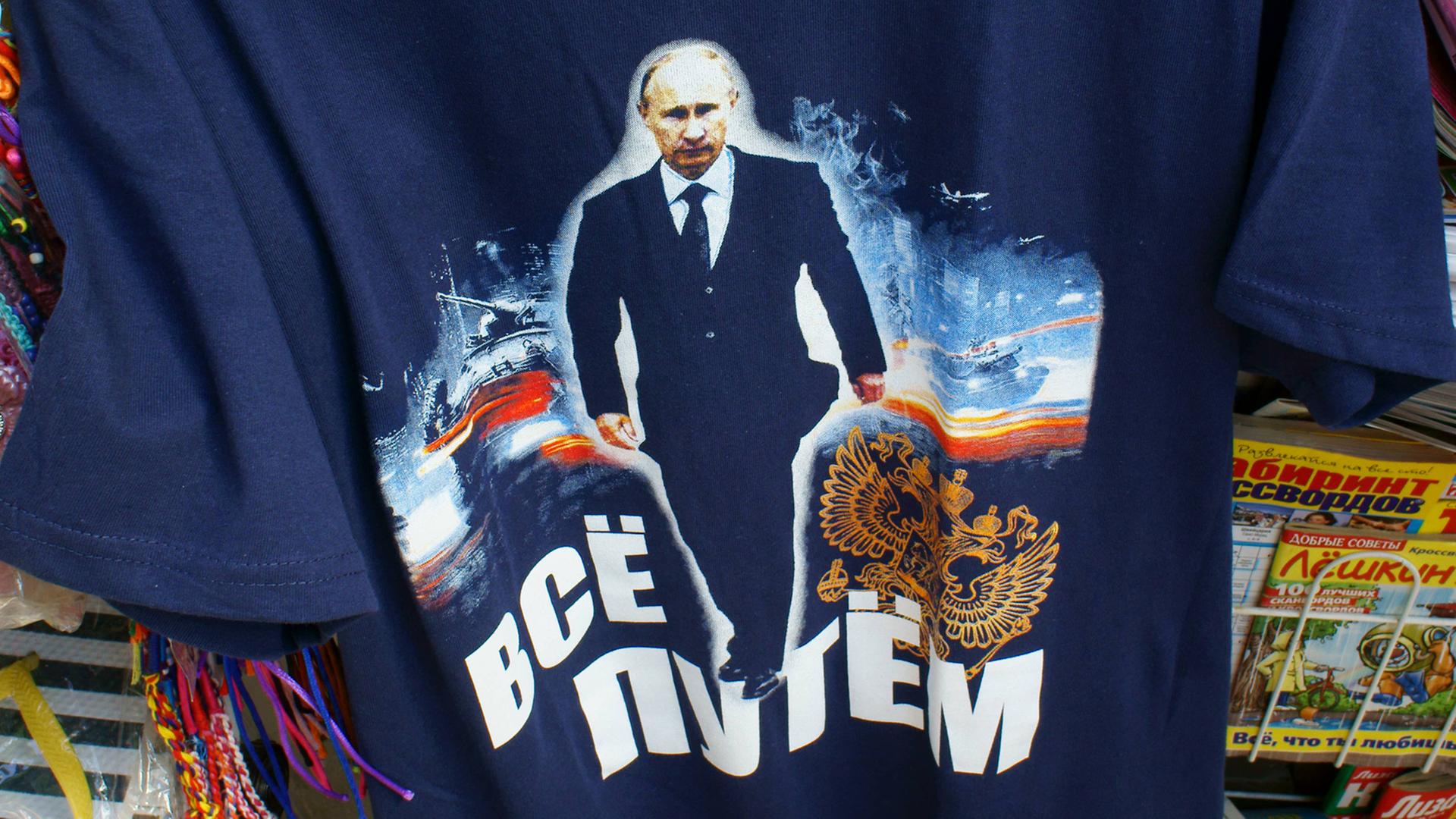 An den Stränden gibt es natürlich Putin T-Shirts, mal in Anzug wie hier, mal mit Sonnenbrille, mal in Uniform.