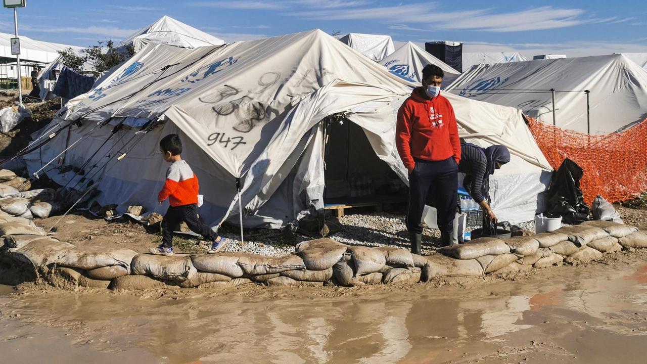 Migranten im Flüchtlingslager Kara Tepe auf Lesbos
