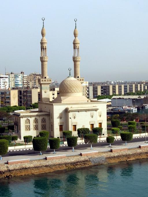 Blick auf die ägyptische Stadt Suez, an der Nordspitze des Roten Meeres und an der Mündung des Suez-Kanals 