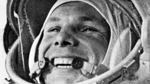 Der erste Mensch im All: Juri Gagarin 1961 auf dem Weg zum Start seiner Weltraummission.