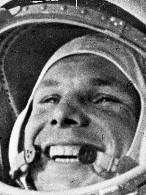 Der erste Mensch im All: Juri Gagarin 1961 auf dem Weg zum Start seiner Weltraummission.