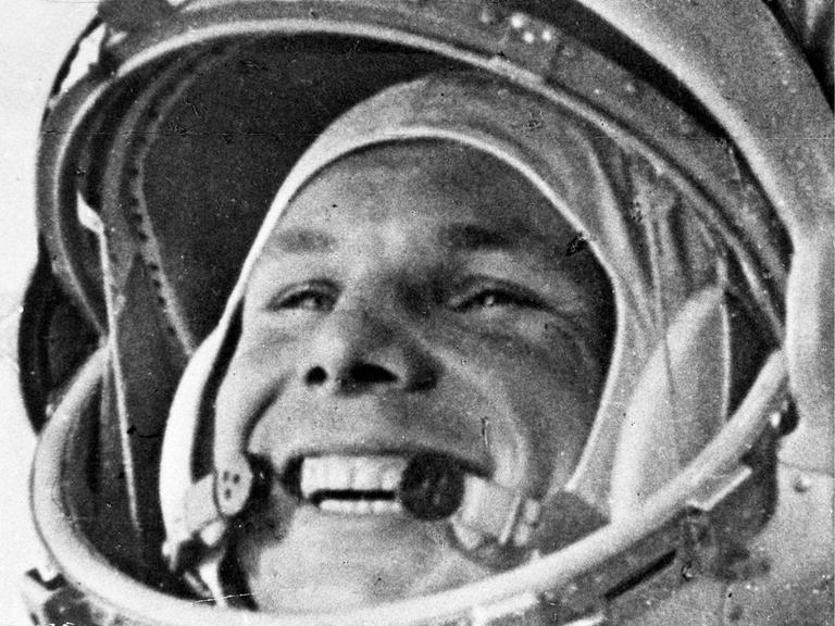 Der erste Mensch im All: Juri Gagarin 1961 auf dem Weg zum Start seiner Weltraummission.