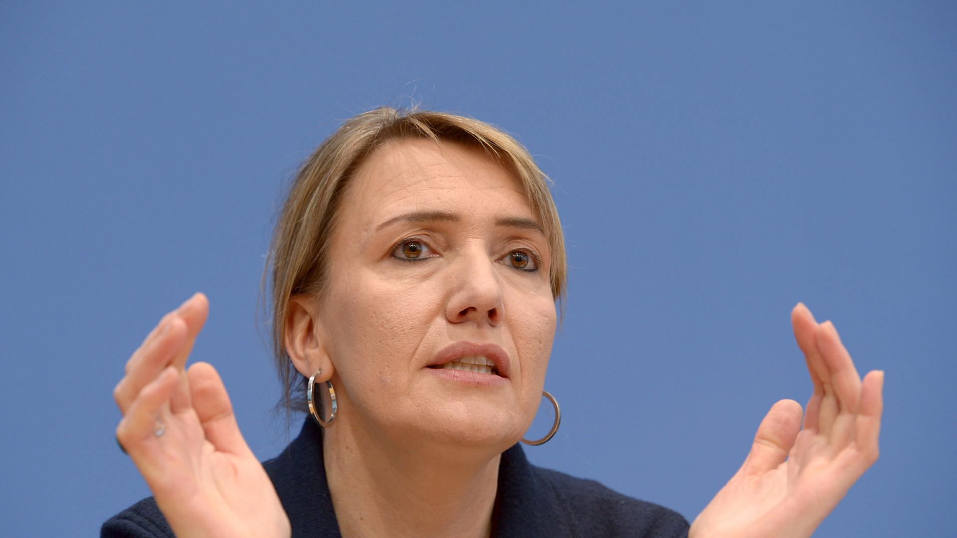 Die Bundesvorsitzende von Bündnis 90/Die Grünen, Simone Peter, spricht am 17.01.2014 in der Bundespressekonferenz in Berlin bei der Vorstellung eines Eckpunktepapiers für die Energiewende.