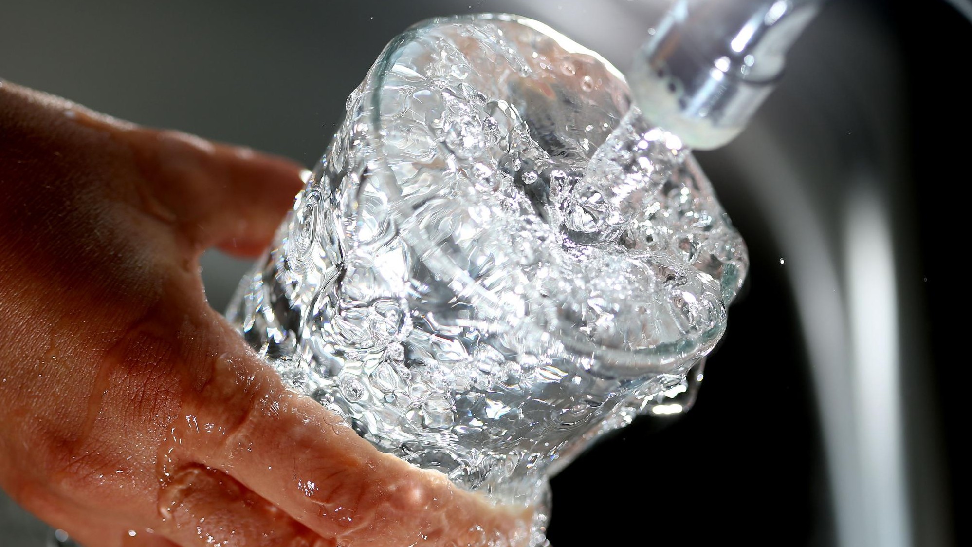 Gestiegene Preise für Trinkwasser - Forscher: Wasser ist immer noch extrem  billig
