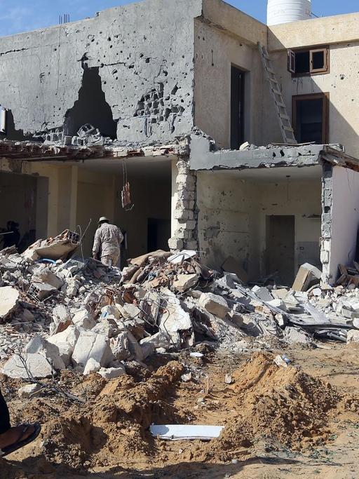 Zwei Kinder laufen durch die Trümmer eines Hauses in einem Außenbezirk der libyschen Hauptstadt Tripolis. Das Haus wurde durch einen Luftangriff zerstört. Drei Kinder wurden dabei getötet.
