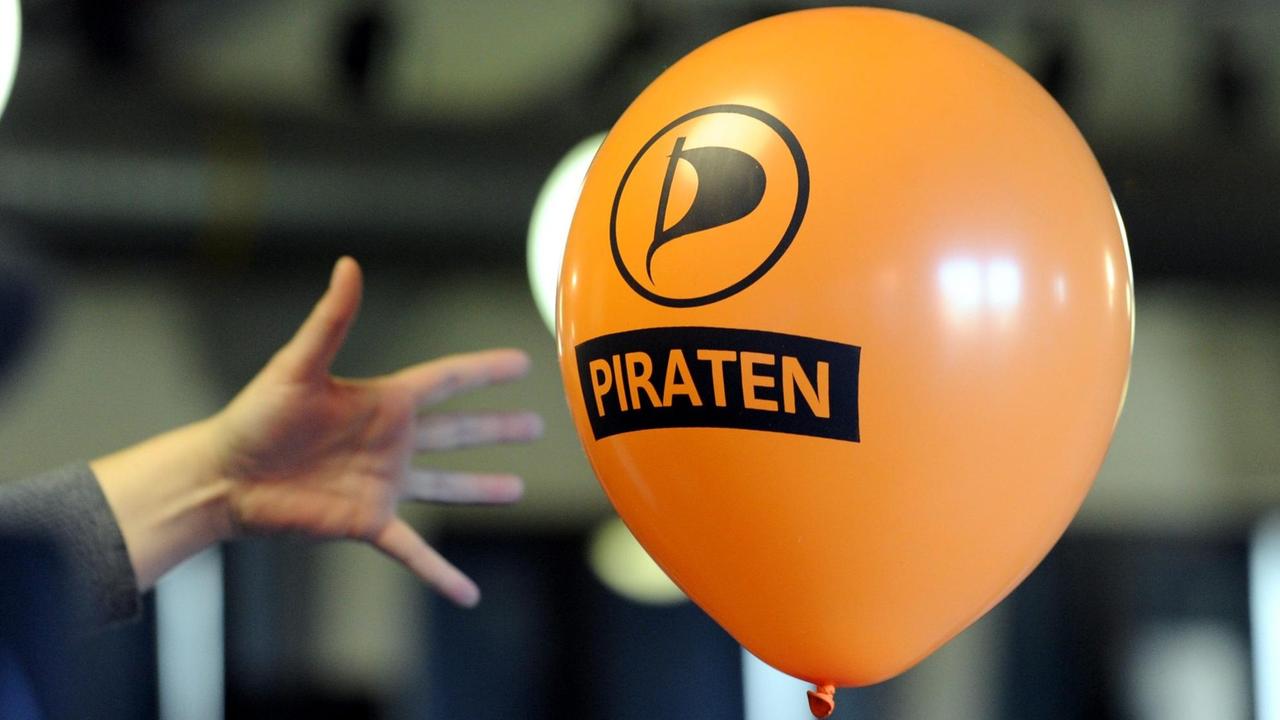 Ein Ballon von der Piratenpartei schwebt in der Luft.