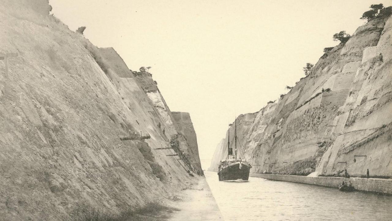 Undatierte historische Aufnahme des Kanals von Korinth mit einem Schiff.