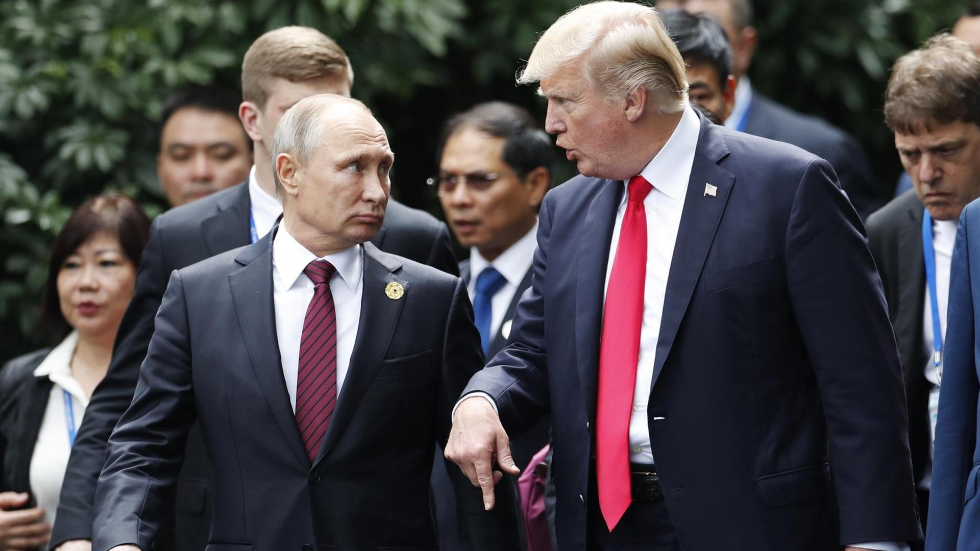 Der russische Präsident Wladimir Putin und US-Präsident Donald Trump auf einem APEC-Treffen in Vietnam.