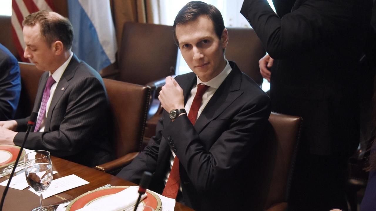 Jared Kushner sitzt an einem Konferenztisch. Jared Kushner sitzt an einem Konferenztisch.