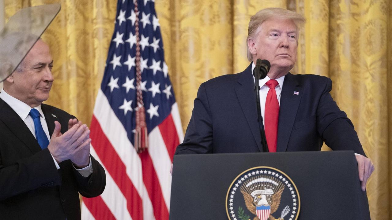 Israels Ministerpräsident Benjamin Netanjahu applaudiert US-Präsident Donald Trump, der im East Room des Weißen Hauses am Rednerpult steht.