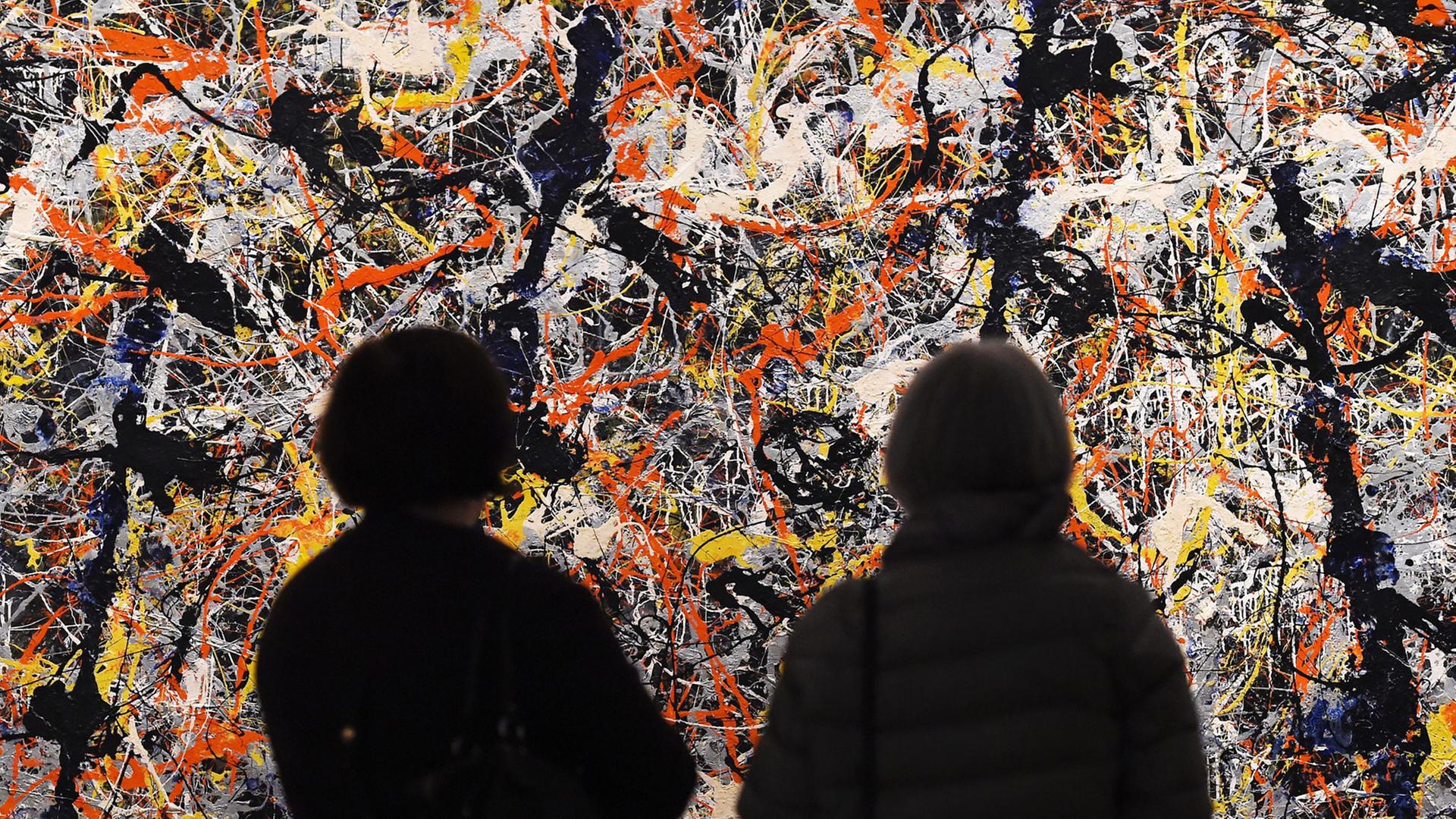 Museumsbesucher betrachten ein Bild der US-Künstlers Jackson Pollock, Titel: "Blue Poles" (1952)