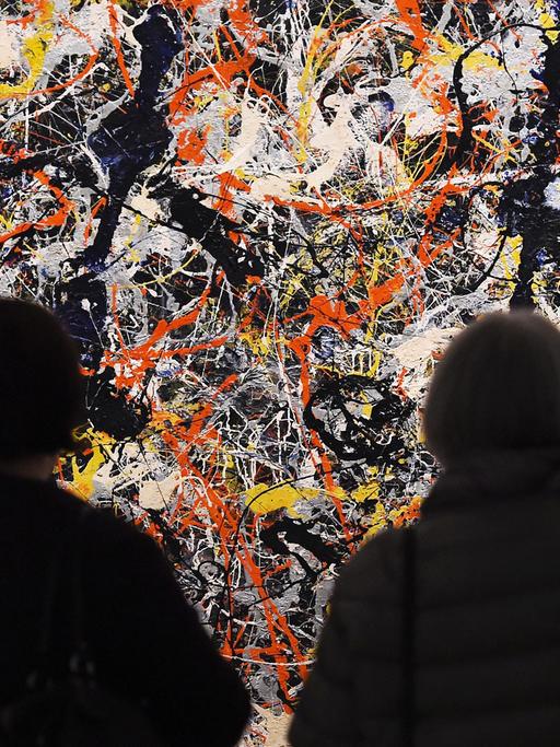 Museumsbesucher betrachten ein Bild der US-Künstlers Jackson Pollock, Titel: "Blue Poles" (1952)