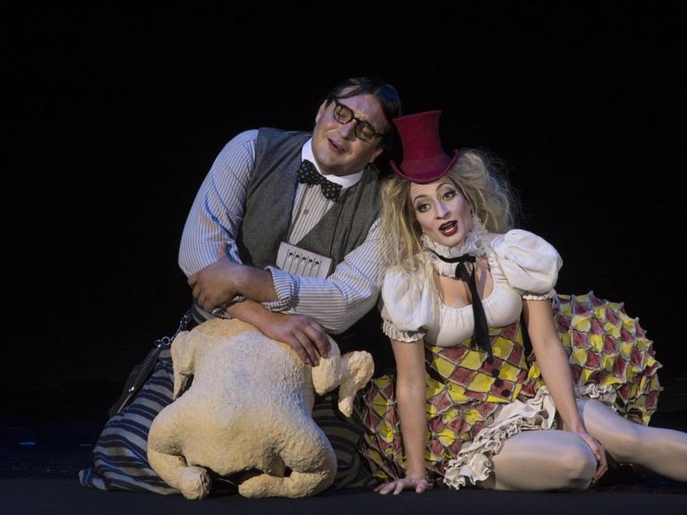 Adam Plachetka (Papageno), Christiane Karg (Pamina) in der Inszenierung der "Zauberflöte" von Lydia Steier bei den Salzburger Festspielen.