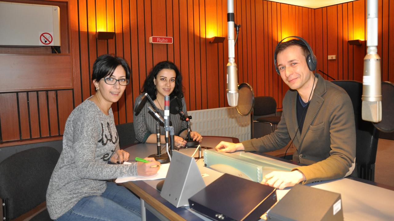 Maria Balyan, Liana Yeghiazaryan und Moderator Timo Grampes
