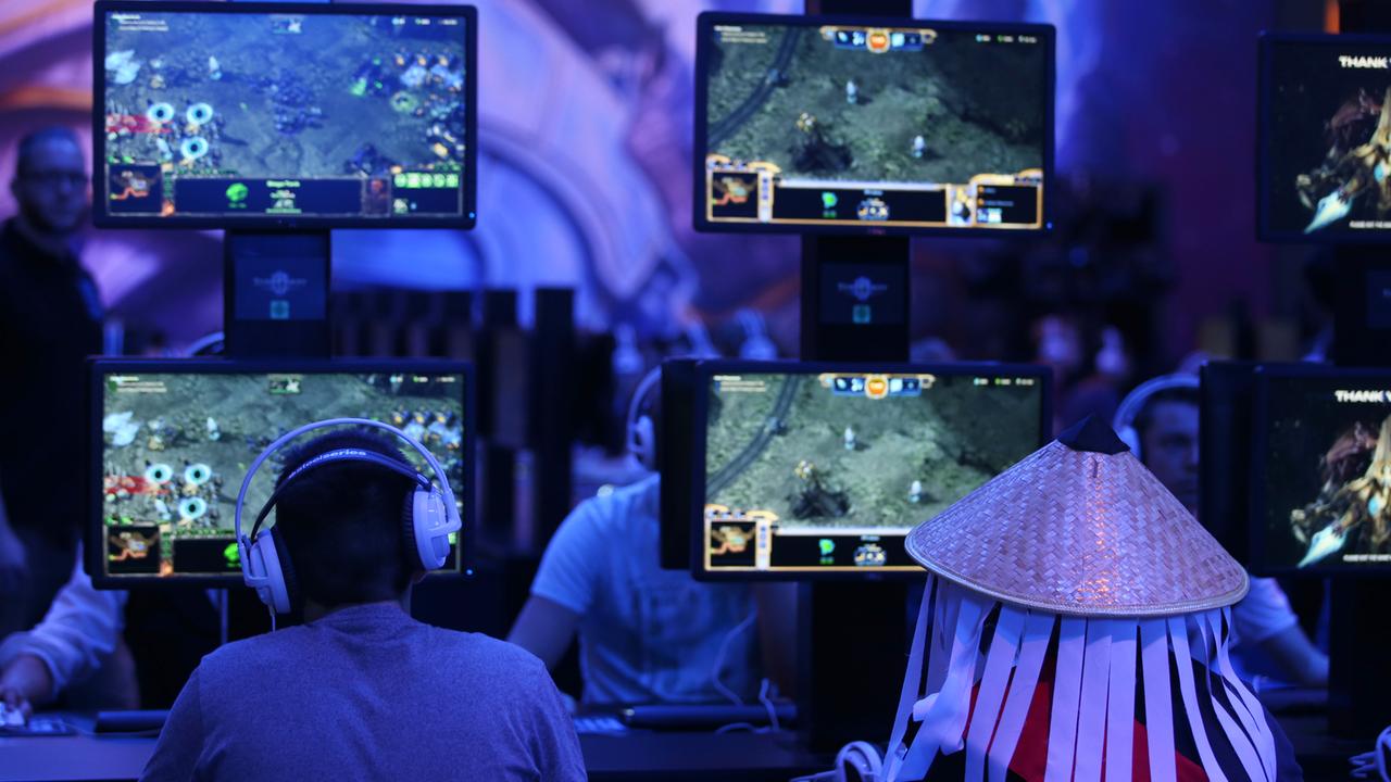 Besucher spielen StarCraft (Blizzard Entertainment) am 06.08.2015 in Köln (Nordrhein-Westfalen) auf der Computerspiele Messe Gamescom.