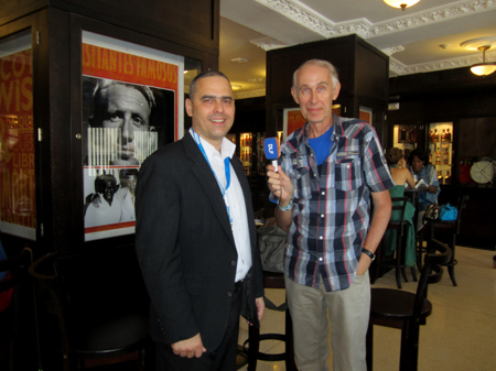 DLF-Reporter Henning Löwis mit Bar-Manager Ernesto Iznaga Coldwell