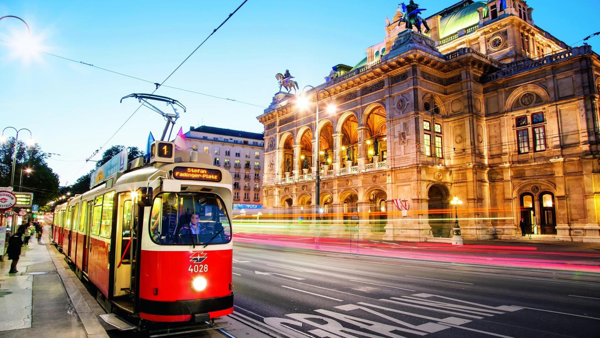 Eine Straßenbahn vor der Staatsoper in Wien