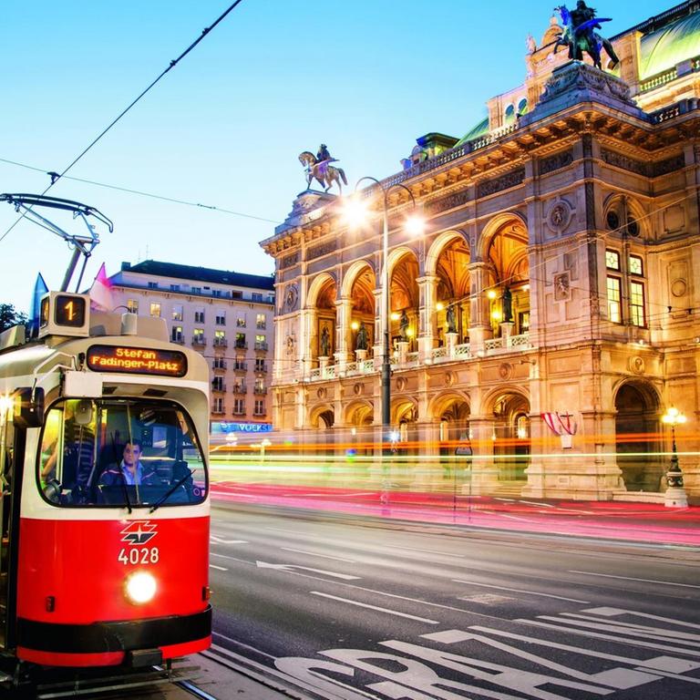 Eine Straßenbahn vor der Staatsoper in Wien