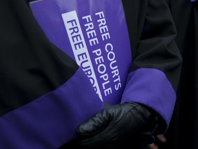 Ein Plakat mit der Aufschrift "Free Courts - Free People - Free Europe" bei einem Protestmarsch von Richterinnen und Richtern gegen die umstrittene Justizreform im Januar 2020 in Warschau