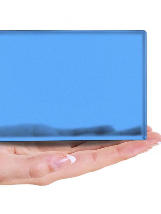 Eine Hand hält einen blauen Bildschirm.