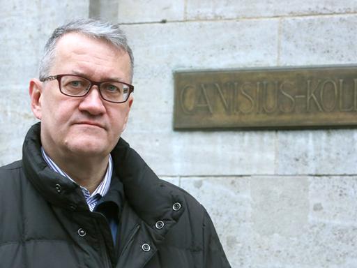 Matthias Katsch, ehemaliger Schüler des Canisius-Kollegs; vor der Jesuitenschule in Berlin. In dem Gebäude fanden viele der sexuellen Übergriffe auf Schüler statt.