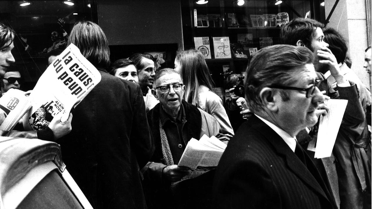 Der französische Philosoph Jean Paul Sartre (1905-1980) auf einer Pressekonferenz bei "La Cause due Peuple" in Paris im Jahr 1970